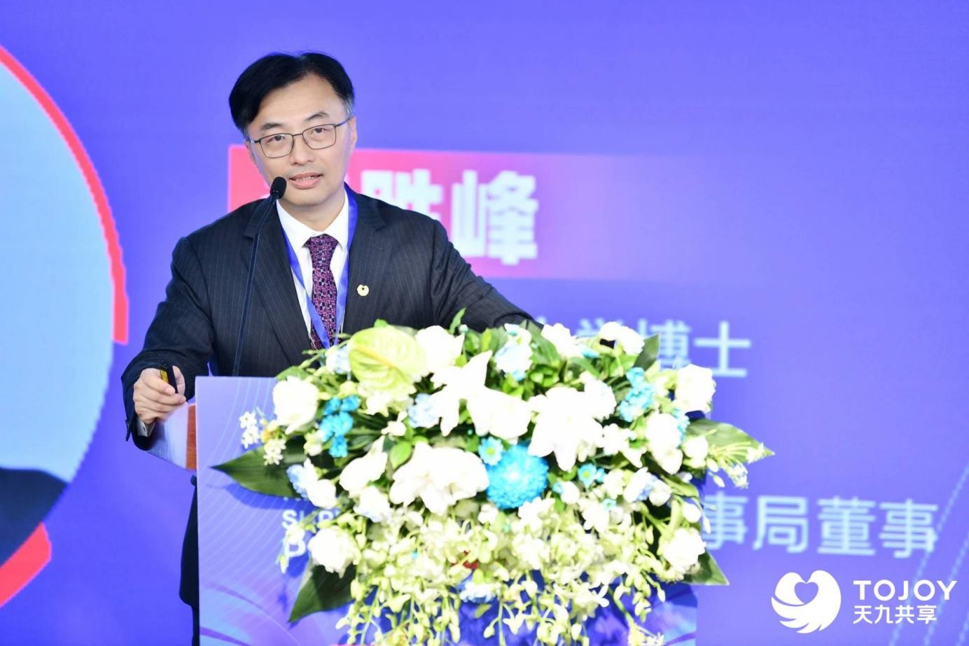 李勝峰在會上發表《AI時代的未來商業新生態》主題報告