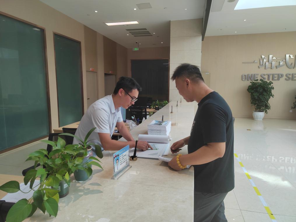 重慶綦江高新區一站式服務中心內,工作人員正在為企業人員辦理審批事項。(劉俊 攝)