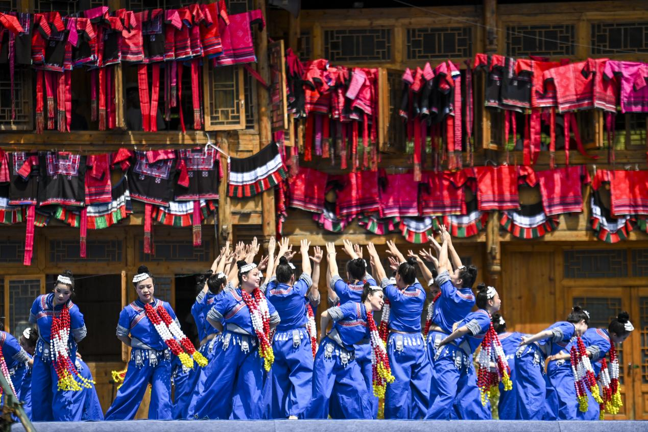 7月11日,在大寨村,演員們在表演傳統民族舞蹈。(新華社記者曹禕銘攝)