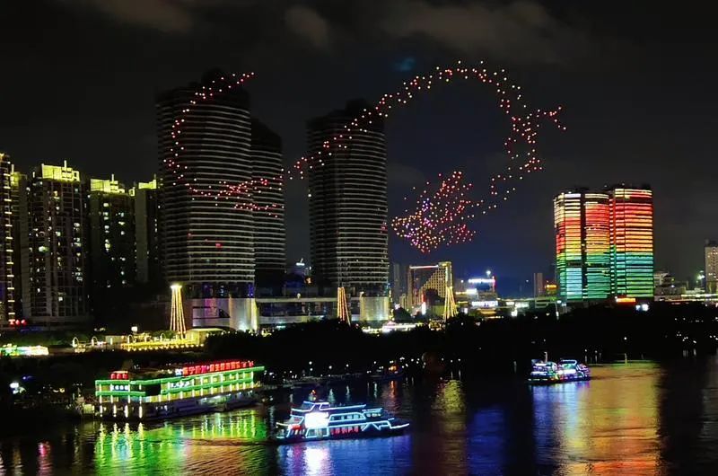 在民生码头一带,游船开行,无人机秀上演,为城市的夜增添欢乐氛围。记者 潘浩 摄