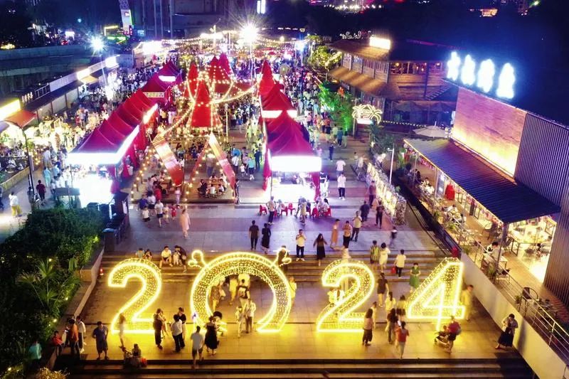 夜色下的民生广场·水漾市集活力四射,时尚的消费体验吸引市民游客纷至沓来。记者 潘浩 摄