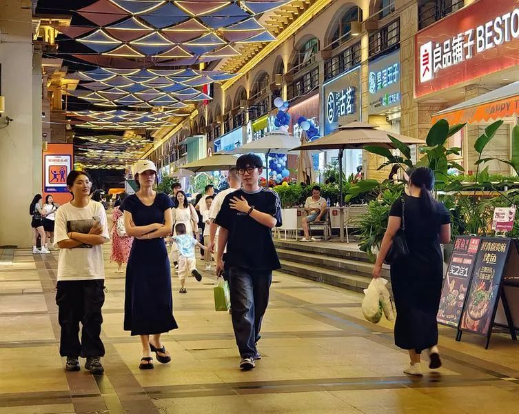 在东盟盛天地,市民逛街购物,享受夜晚美好时光。记者 黄维业 摄