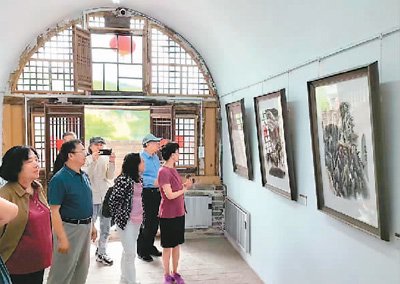 觀眾在謝永增孫家溝藝術館參觀畫展。何勇供圖