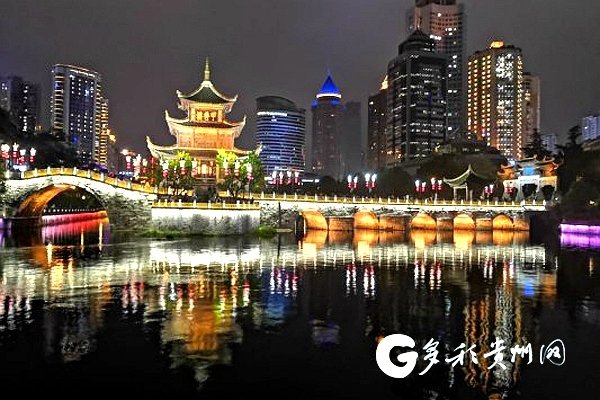 流光溢彩的甲秀楼