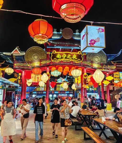 广旅·南宁之夜突出传统文化元素,一步一景,成为夜间文化旅游好去处。记者 叶子榕 摄