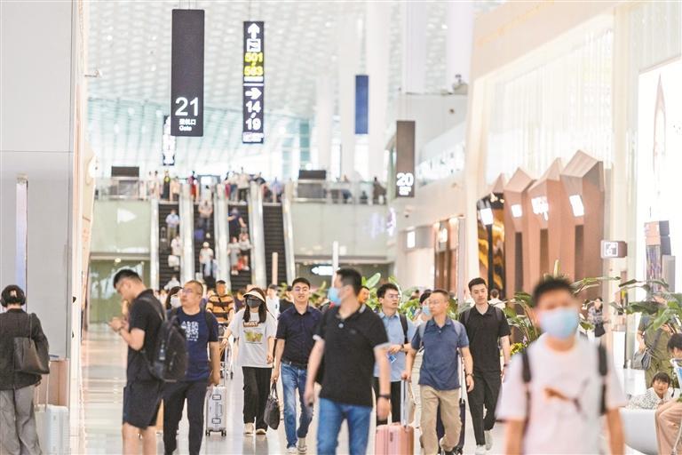 近期,深圳机场进出两旺,多天单日客流量超17万人次。深圳特区报记者 刘羽洁 通讯员 刘韶滨 摄