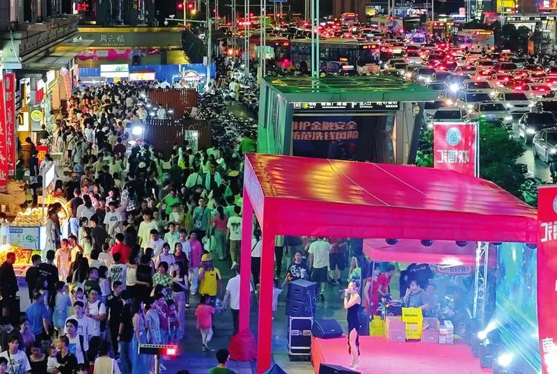 夜晚朝阳商圈人潮涌动,“夜经济”活跃。记者 黄红锦 摄