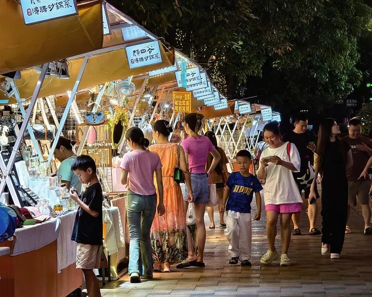 位于中越路的路边夜市人气旺。记者 黄维业 摄
