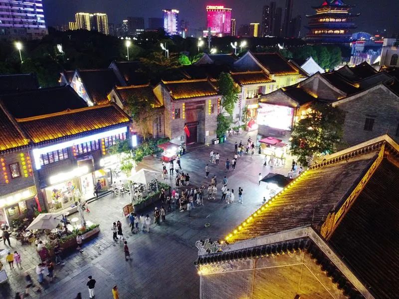 古色古香的“三街两巷”在夜晚更显魅力,群众出游带动消费。记者 梁枫 摄