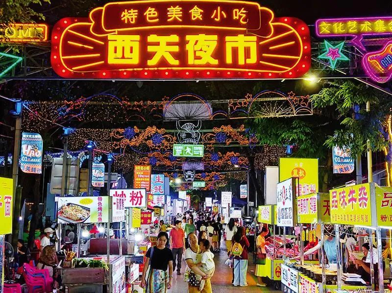 西关夜市汇聚各种特色美食小吃,成为夜游打卡地。记者 梁枫 摄