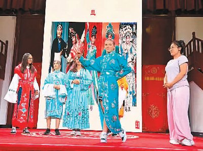 北京語言大學組織英國泰瑟林頓學校的同學體驗京劇藝術。本文配圖均由教育部中外語言交流合作中心提供