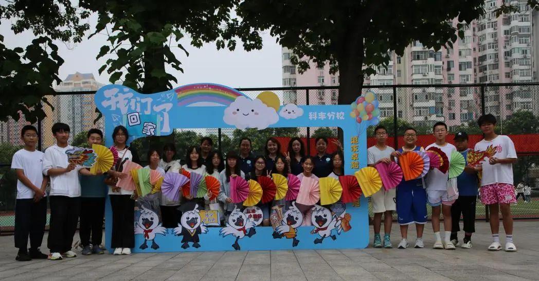 北京市丰台区第五小学科丰分校校友返校日组织校友一起进行非遗制作中国龙,组成学校“龙狮文化墙”景观重要部分