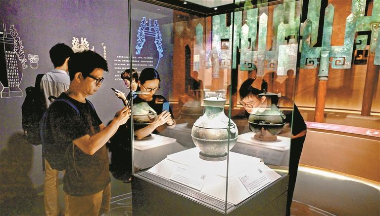 免预约入馆让深圳各大博物馆迎来暑期客流高峰。图为观众在深圳博物馆观展。深圳商报记者 韩墨 摄
