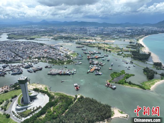 7月21日,眾多船舶在三亞市崖州中心漁港防颱避風。三亞海事局供圖