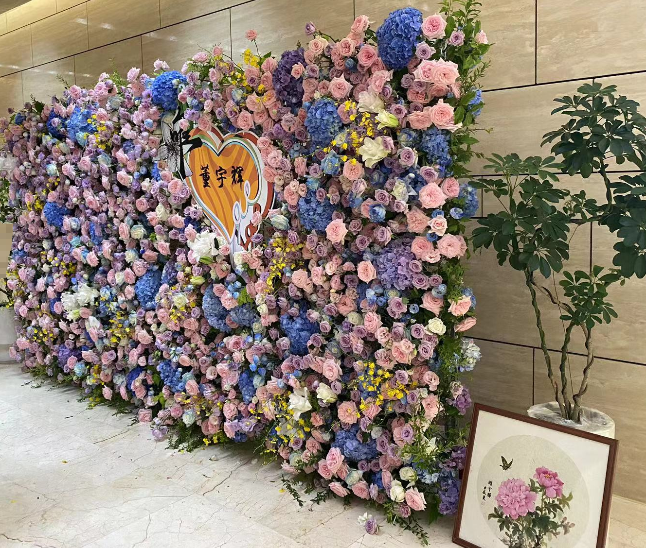 位于电梯口的祝福花墙 时代财经/摄