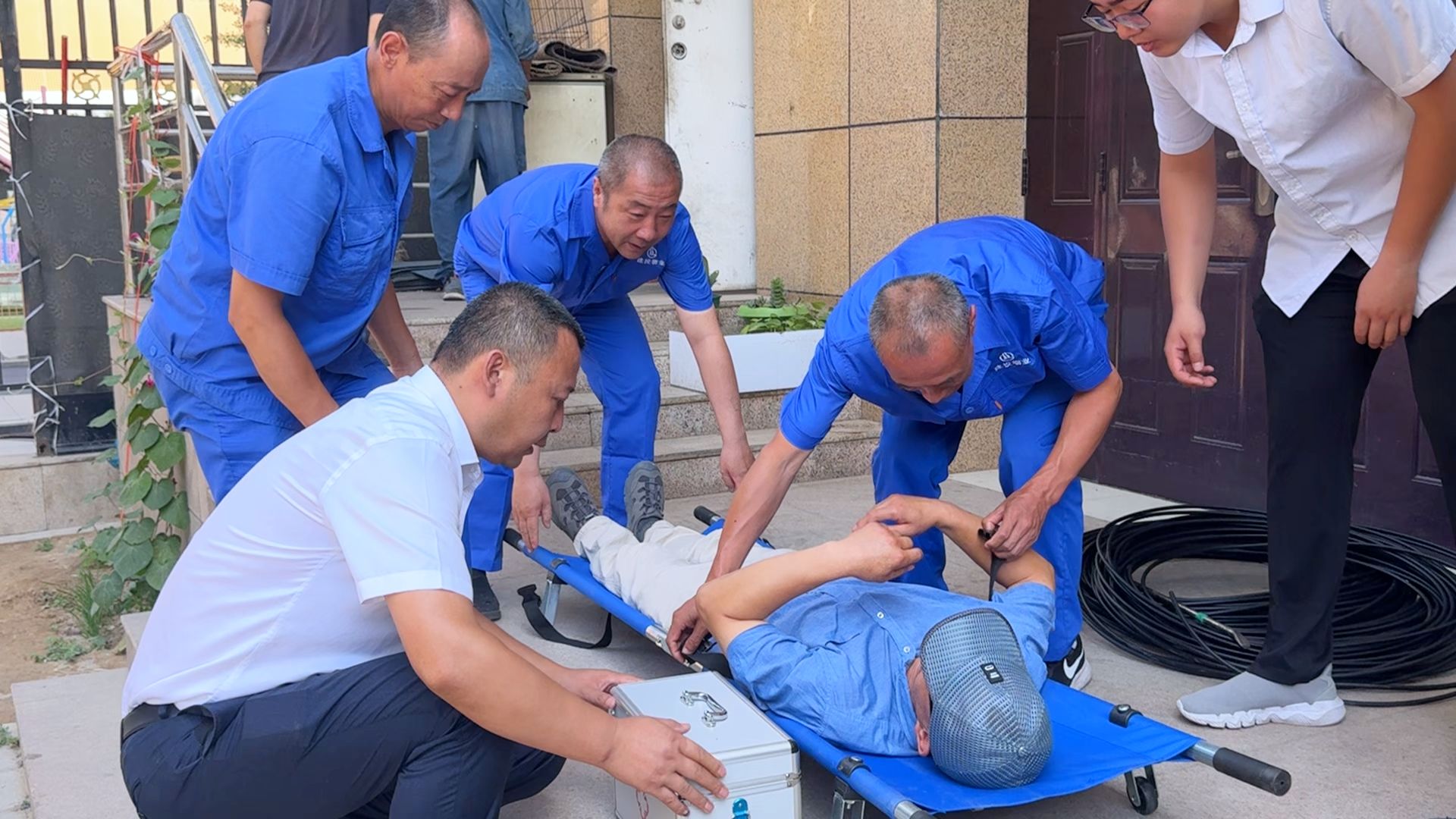 检查被困人员身体。