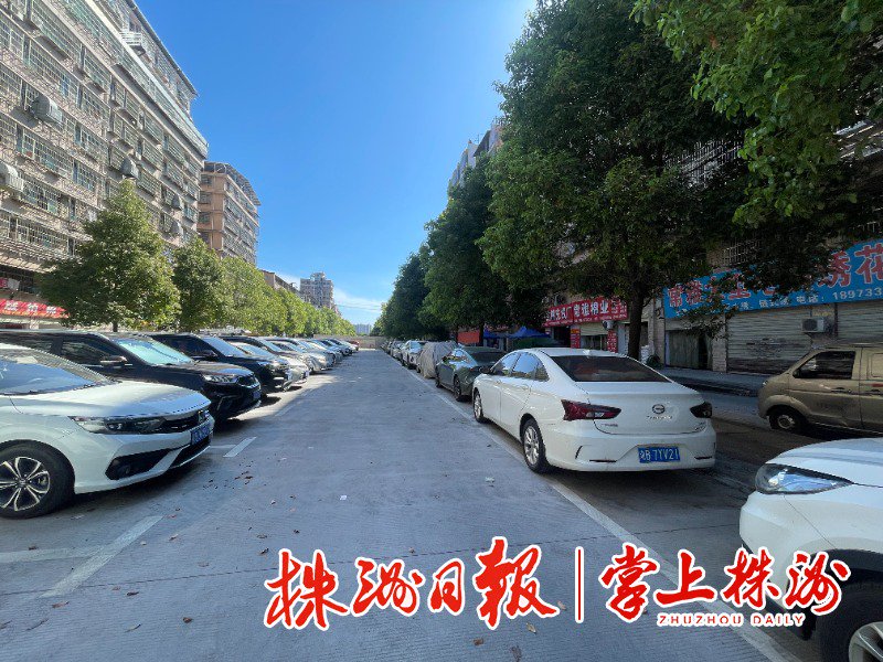 ▲銀基小區內重新規範的停車泊位。 記者/伍靖雯 攝