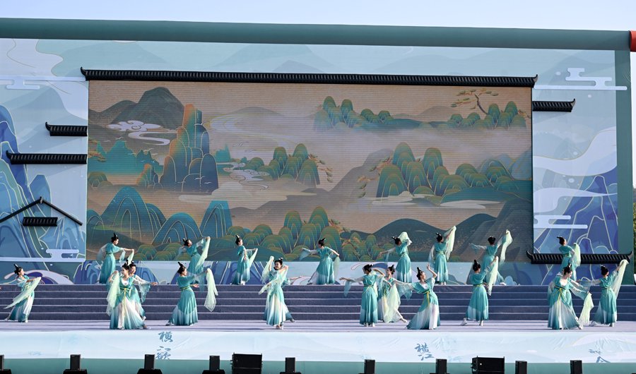 2023年10月15日,演員在第35屆馬鞍山李白詩歌節開幕禮現場表演。新華社記者 黃博涵 攝
