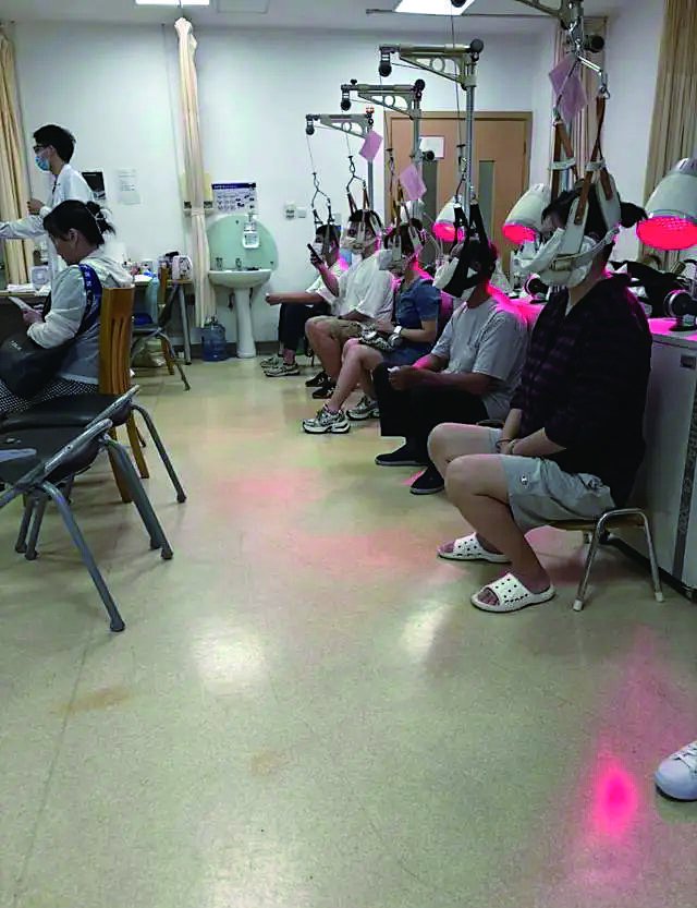 年轻人纷纷跑去医院“吊脖子”