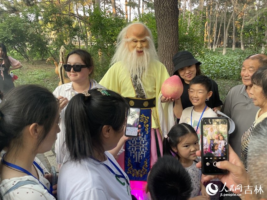 手拿壽桃的壽星引得眾人圍觀。人民網記者 李思玥攝