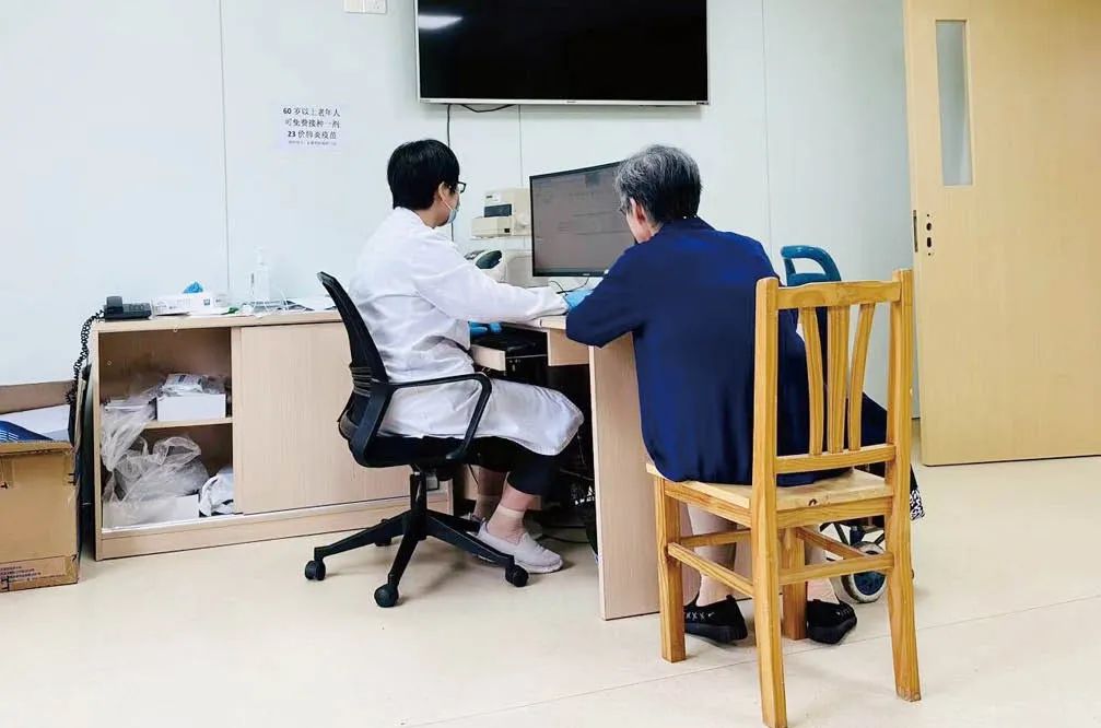 上海市徐汇区斜土街道社区卫生服务中心全科医生顾丹正在诊疗。摄影/王仲昀