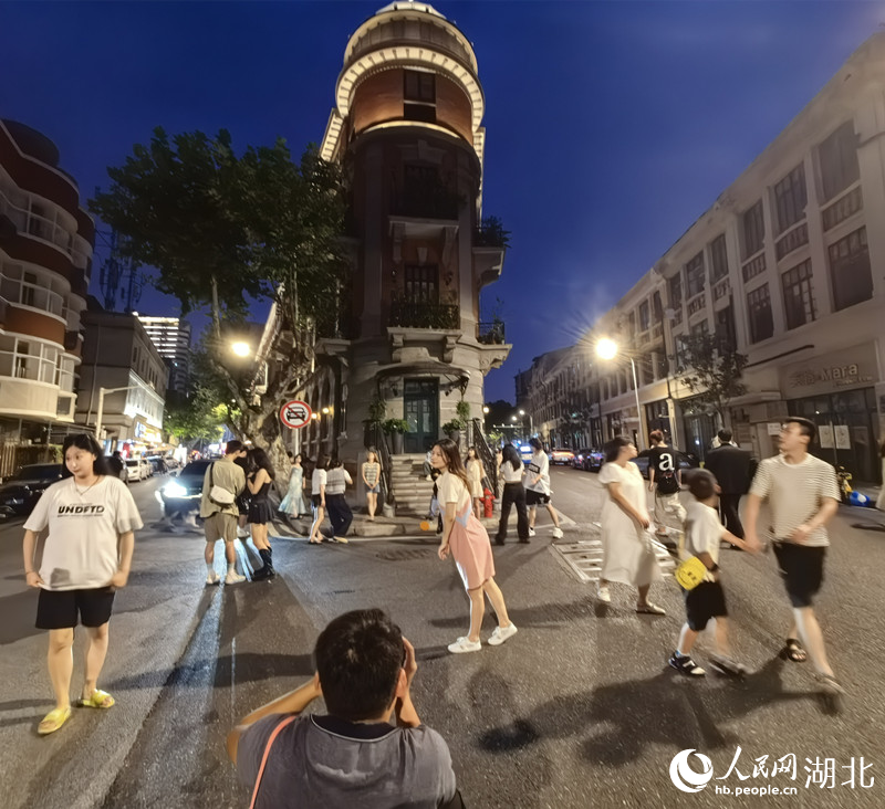 巴公房子前,遊客正在拍照。人民網記者 周雯攝