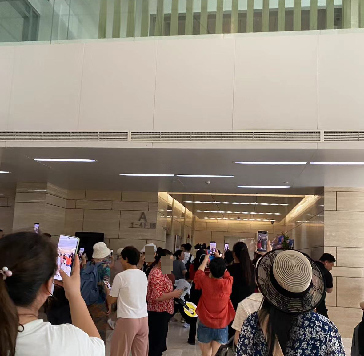等待董宇辉出现的粉丝们 时代财经/摄