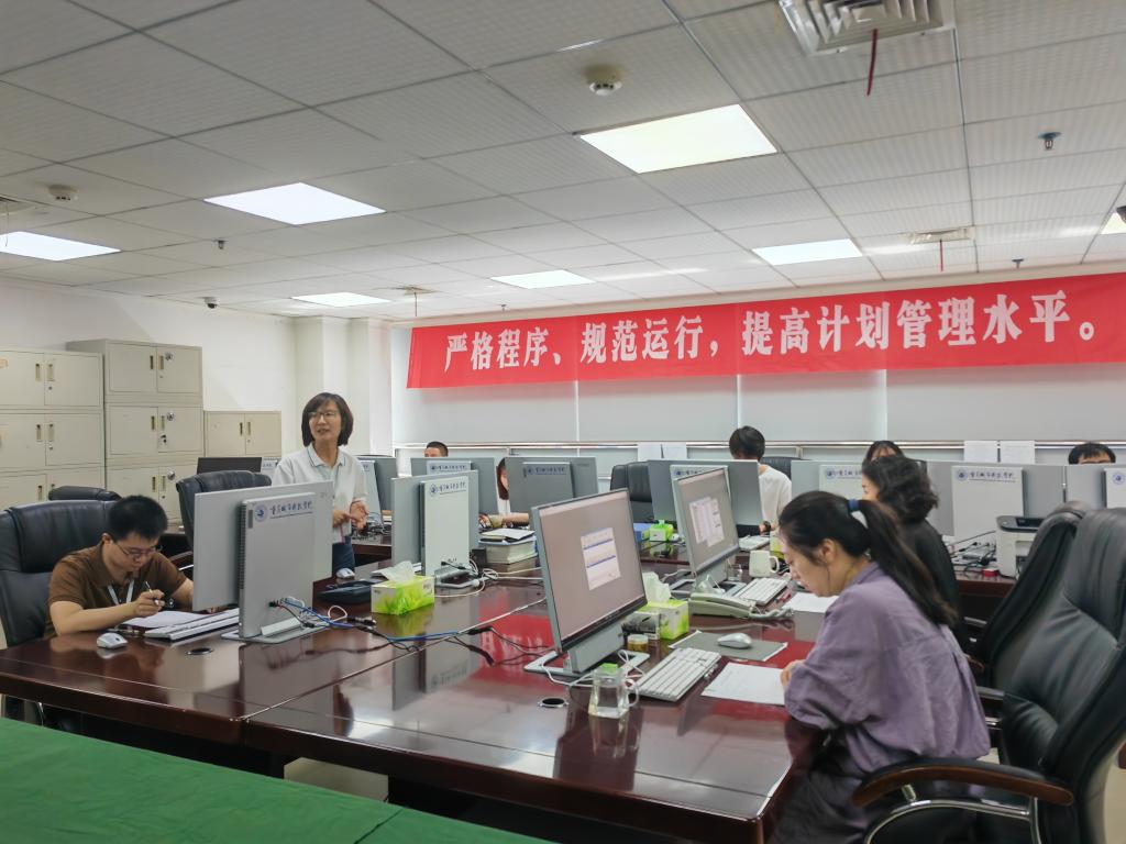 工作人員向考生及媒體代表介紹計劃投檔相關情況。新華社記者 周思宇 攝
