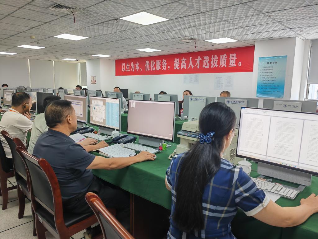 在重慶市2024年普通高考錄取場,工作人員正在進行錄檢。新華社記者 周思宇 攝