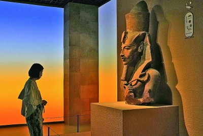 7月17日,预览观众在“图坦卡蒙的时代”展区参观埃赫那吞半身像。新华社记者 刘颖摄