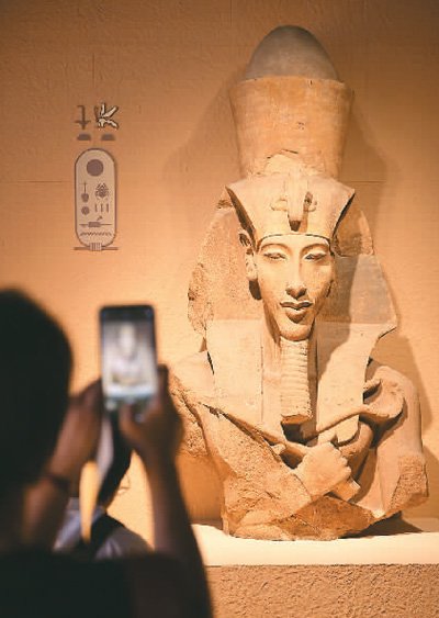 觀眾在上海博物館參觀「金字塔之巔:古埃及文明大展」。新華社記者 盧哲攝