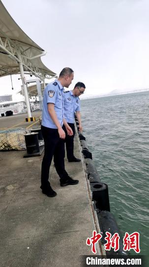 廈門高崎邊檢站執勤民警正在對五通客運碼頭躉船泊位進行巡檢。陳峰攝