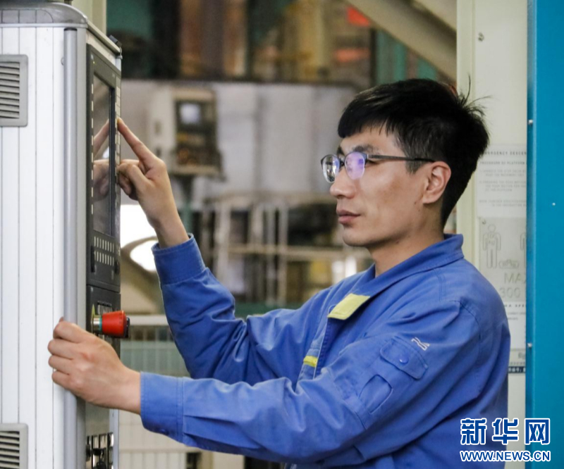 图为沈鼓集团的工人在车间工作。新华网发(受访单位供图)