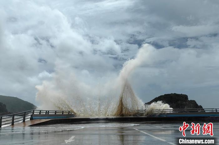 溫州洞頭近岸海域掀起巨浪。鄭鑫 攝