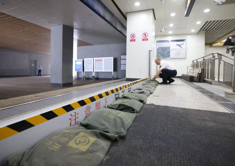 北京地铁7号线磁器口站,挡水板还用沙袋进行固定。新京报记者 王贵彬 摄