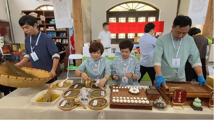 达仁堂工作人员在年会上展示技法