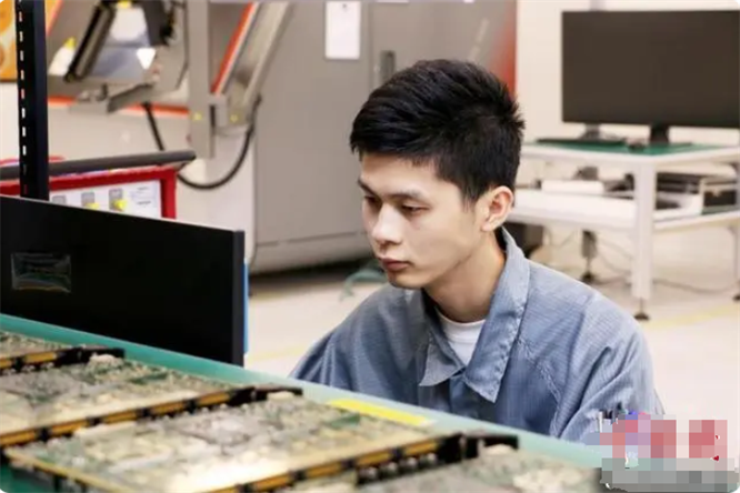 国盾量子工作人员在生产基地进行产品调试工作。张强摄