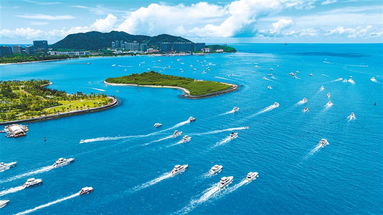 近日,随着暑期旅游到来,三亚湾众多游艇离港出海。海南日报记者 封烁 摄