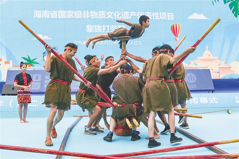 三亚黎族打柴舞演出。海南日报记者 王程龙 摄