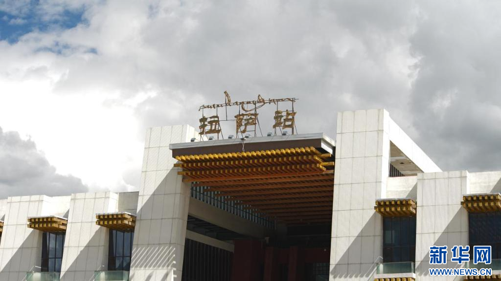 (7月23日,光影下的拉萨站。新华网发王周旭摄)