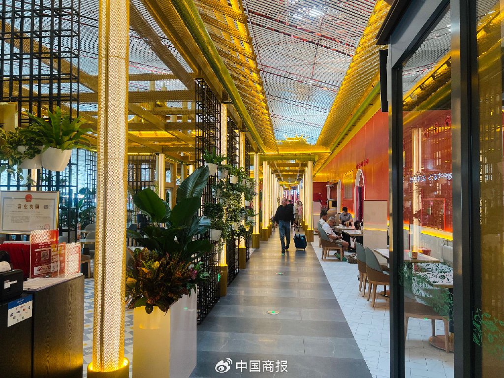 在登机前到餐厅打卡用餐的旅客。(中国商报记者 贺阳/摄)