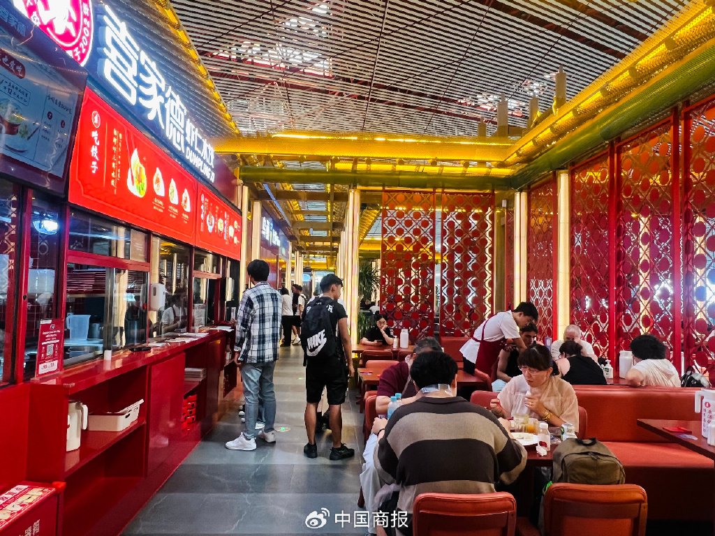 中外游客在餐厅歇脚用餐。(中国商报记者 贺阳/摄)