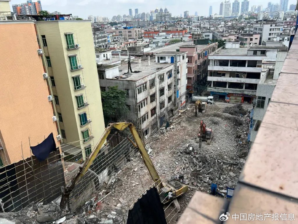康鹭片区村集体房屋开始拆除。