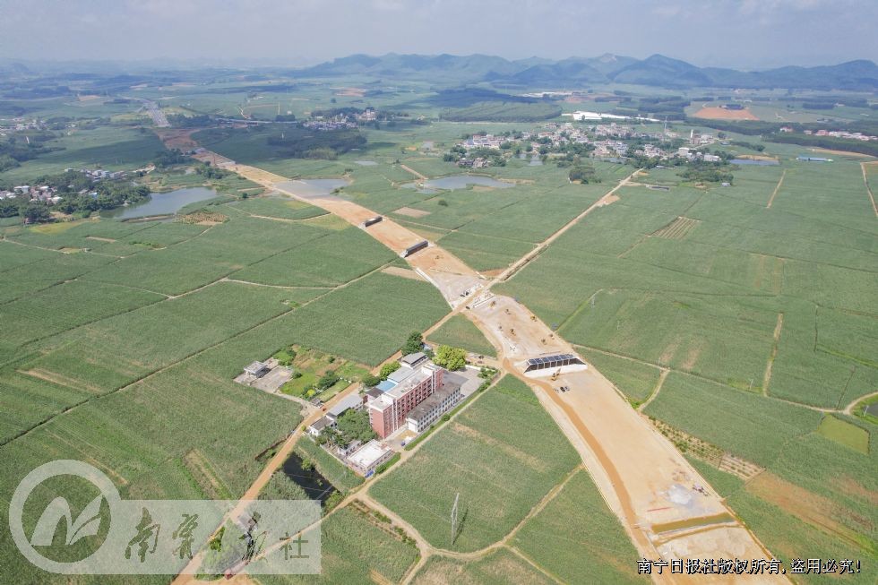 南宁南过境线(吴圩机场至隆安延长线段)公路项目。记者 黄红锦 摄