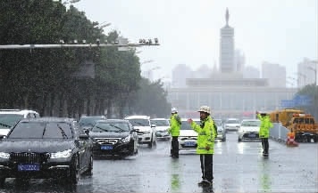 长沙交警冒着大雨指挥交通。 通讯员 供图
