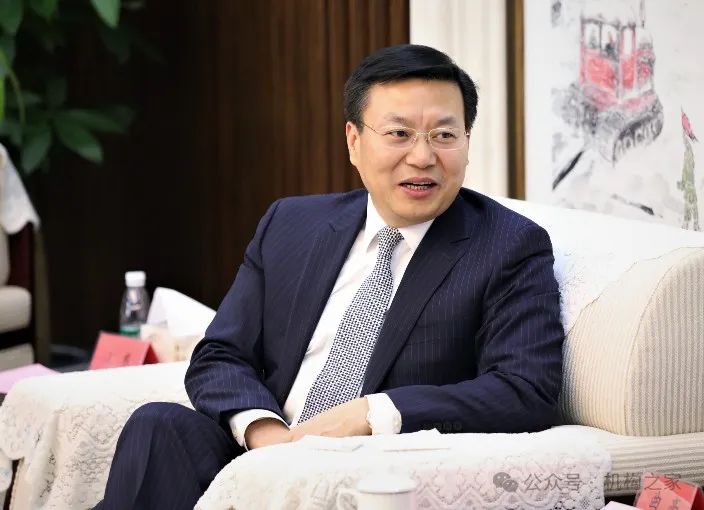 注:上图为原光大银行副行长曲亮。