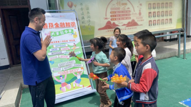 图:光大银行重庆分行走进长凼村小学举办“普及金融知识,大手拉小手”竞赛活动