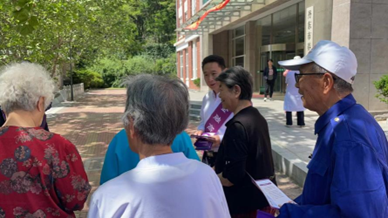 图:光大银行沈阳分行走进丹东市养老院讲解真实金融诈骗案例,耐心解答老人问题