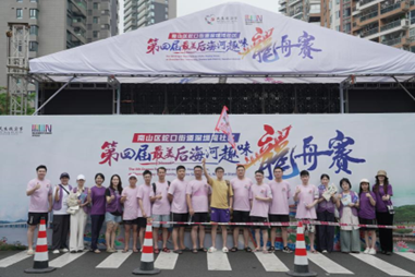 图:光大银行深圳分行参加深圳湾社区龙舟比赛,现场普及金融知识