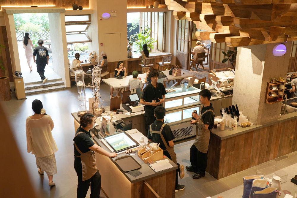 7月18日,游客在西安市雁塔区一家咖啡店内消费休闲。新华社记者 邵瑞 摄